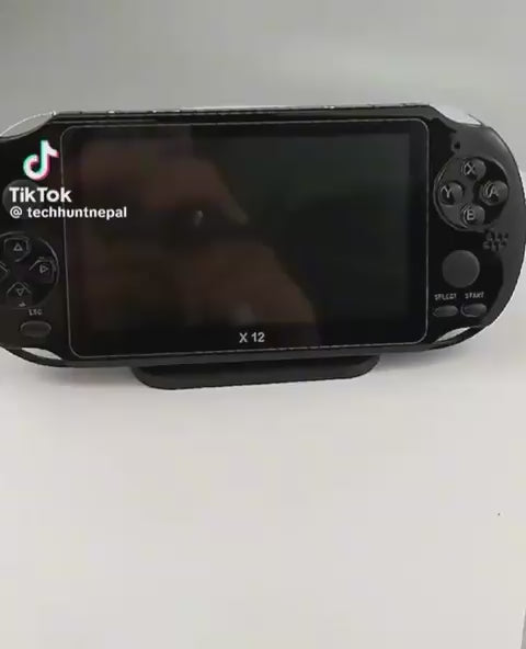 Console de jeux X12 , portable, puissante et pleine de nosta.  Plus de 3500 jeux intégrés, les classiques de votre enfance ( PSP1 , NES ,Game , batterie 1800mAh ( rechargeable via USB , musique, bluetooth connecté.